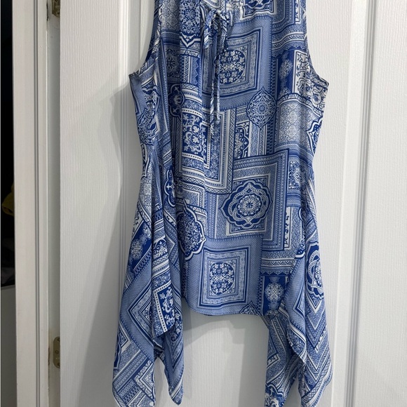 2/30$ Blue and White Patterned Sleeveless Top. Ptp 19” - Picture 2 of 6